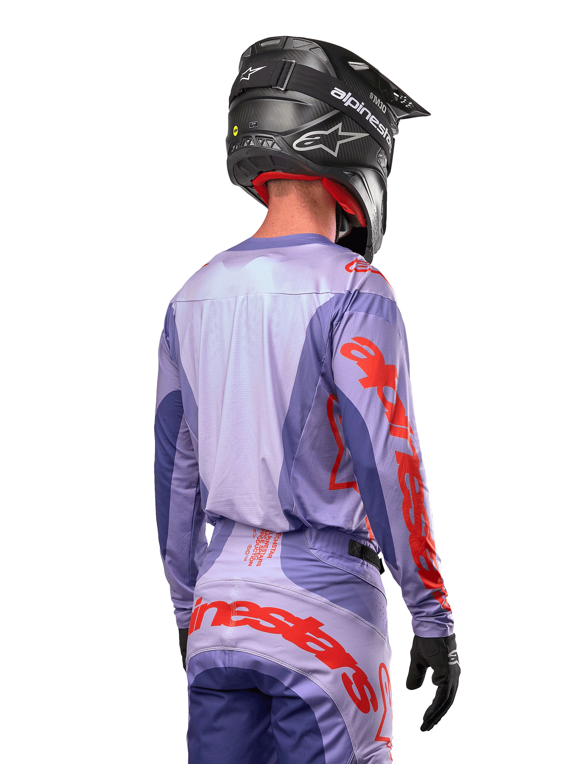 Alpinestars 2024 Techstar Ocuri Jersey, Motocross-Trikot, Lila und Hot Orange, Rückansicht eines Fahrers in passender Ausrüstung und schwarzem Helm, mit großem orangefarbenem Alpinestars-Schriftzug auf den Ärmeln und dem unteren Rücken