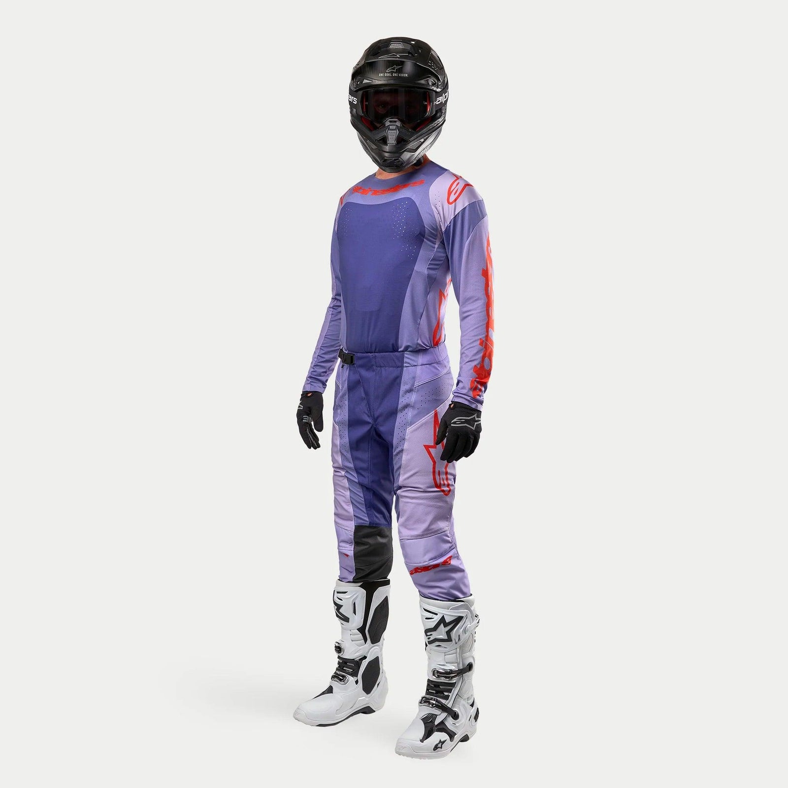 Alpinestars 2024 Techstar Ocuri Gear Set, Motocross-Komplettausrüstung, Lila mit Hot Orange Akzenten, Schwarzer Helm, Schwarze Handschuhe, Weiße Stiefel, Professioneller Rennanzug