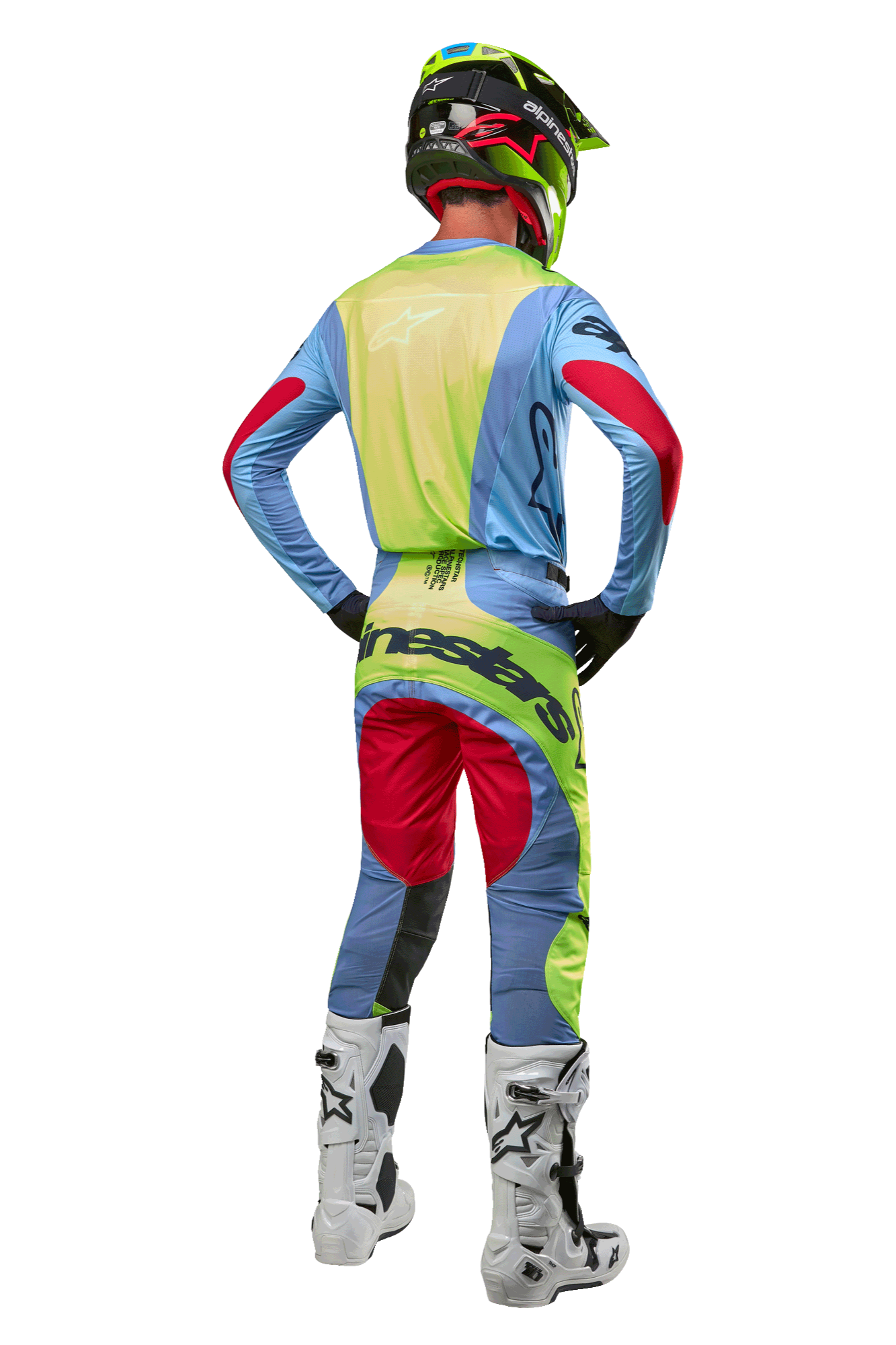Motocross-Fahrer von hinten im Alpinestars 2024 Techstar Ocuri Jersey, Hellblau mit Akzenten in Gelb Fluo und Red Berry, passender Rennhose, weißen Stiefeln und Neon-Helm, komplette Offroad-Ausrüstung für den professionellen Wettbewerb