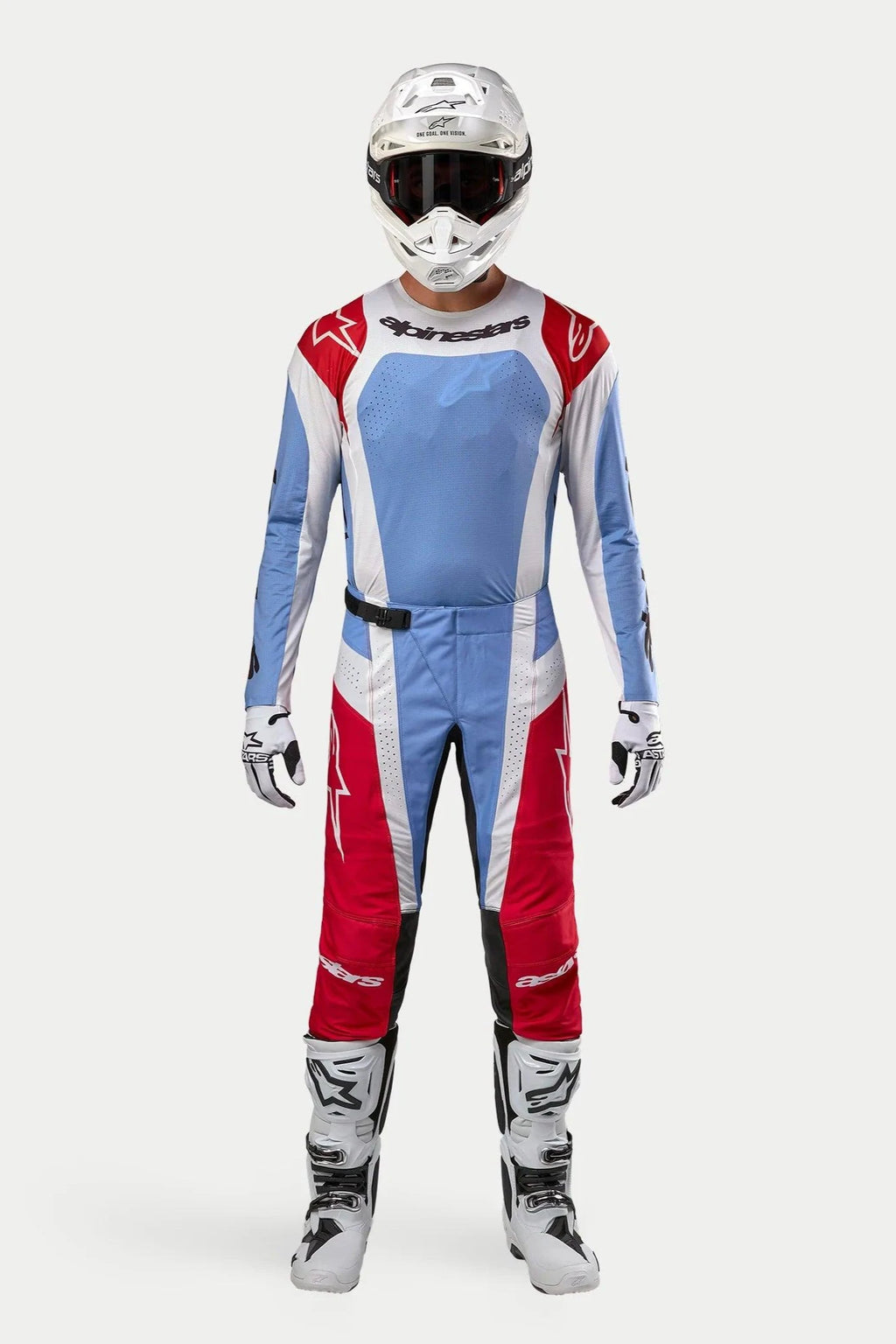Motocross-Fahrer im kompletten 2024 Alpinestars Techstar Ocuri Set, Trikot und Hose in Hellblau, Mars-Rot und Weiß, weißer Helm, weiße Stiefel und Handschuhe, professionelle Rennausrüstung für Offroad-Motocross
