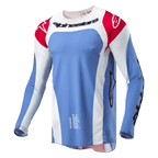 Alpinestars 2024 Techstar Ocuri Trikot, Motocross-Trikot, Hellblau, Mars-Rot und Weiß, schwarzer Alpinestars-Schriftzug auf der Brust, rote Schultern mit weißen Logos, lasergeschnittene Perforationen zur Belüftung
