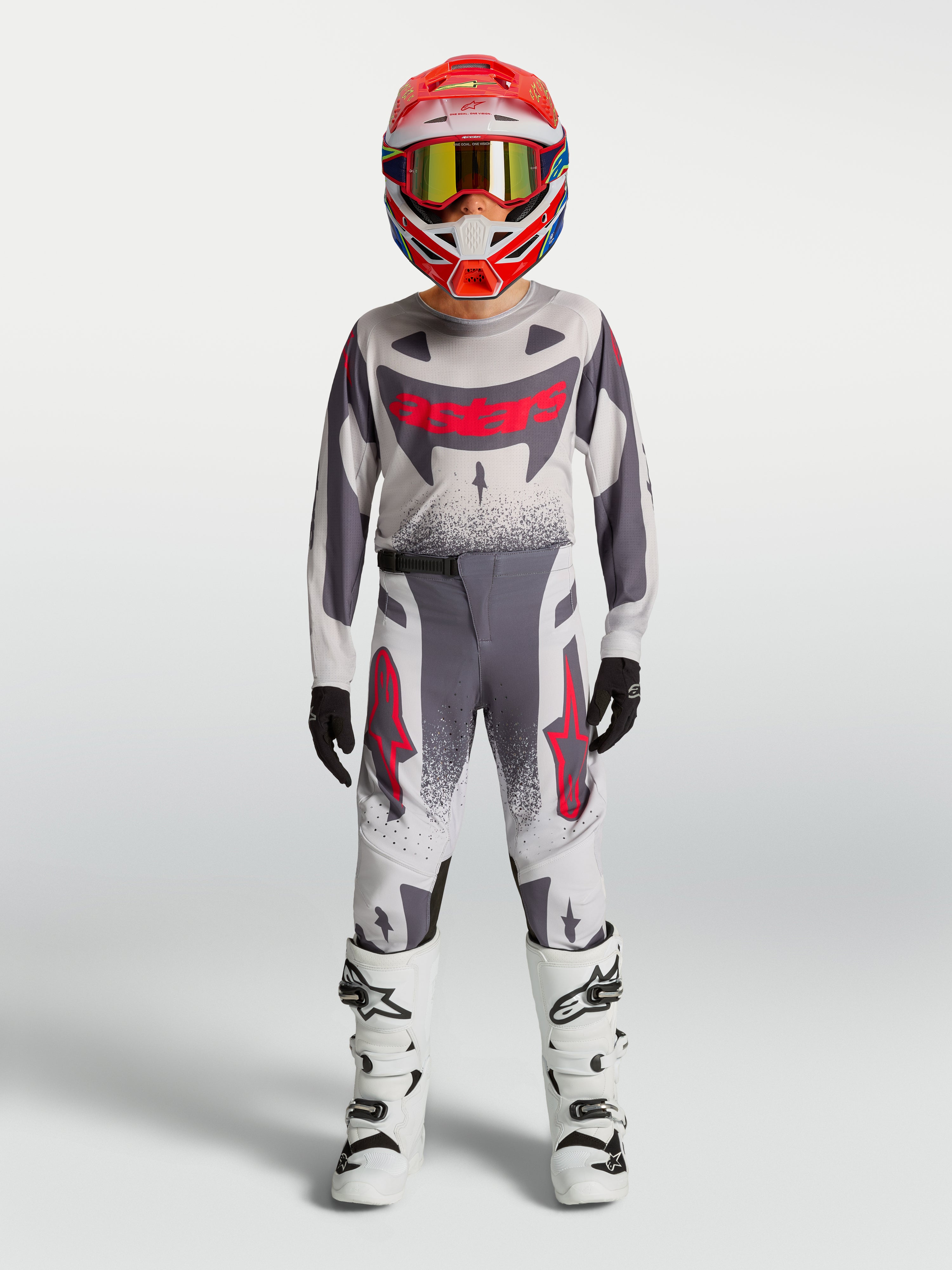 Alpinestars Supertech Jugend-Trikot Swan und Gear Set, Motocross-Outfit für junge Fahrer, Grau und Weiß mit roten Akzenten.