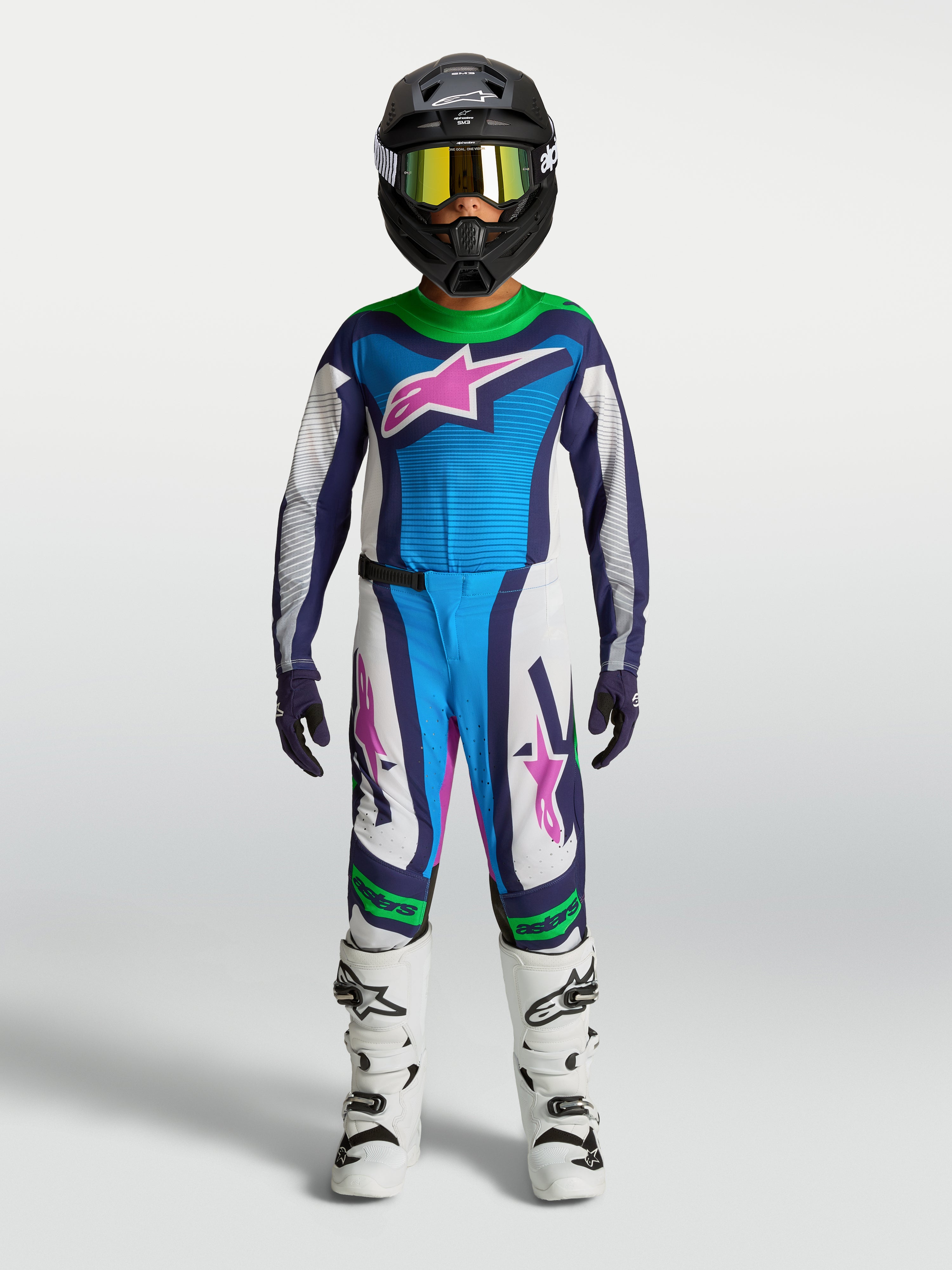 Alpinestars Supertech Maven Jugend-Ausrüstungsset, Motocross-Outfit, Blau und Weiß mit pinken und grünen Akzenten, am Model.