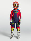 Alpinestars 2027 Jugend Fluid Drag Motocross-Set in Blau und Rot, Funktions-Polygewebe und weiße Motorradstiefel.