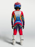 Alpinestars Fluid Jugend-Trikot Drag 2027 und Gear Set, Motocrosskombi in Marineblau und Feuerrot, Rückansicht auf Fahrer.