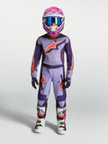 Alpinestars Jugend Fluid Hunt Gear Set in Lila und Violett, Motocross-Rennbekleidung mit pinkem Helm und weißen Stiefeln.