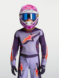 Alpinestars Fluid Hunt Jugend-Trikot 2027, Lila und Neon-Pink, getragen mit Helm und Schutzbrille, MX-Ausrüstung für Kinder.