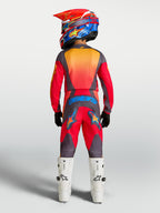 Alpinestars Fluid Hunt Jugend-Gear-Set 2027 in Rot und Grau, Rückansicht am Model für Jugend-Motocross.