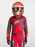 Alpinestars Fluid Hunt Jugend-Trikot 2027, Motocross-Bekleidung in Rot und Grau, getragen von einem Model mit Rennhelm.
