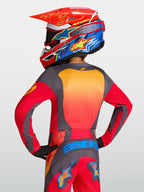 Alpinestars Fluid Hunt Jugend-Trikot, Motocross-Oberteil für Kinder in Rot und Grau, Rückansicht mit orangefarbenen Akzenten, feuchtigkeitsableitendes Polygewebe für den Offroad-Einsatz