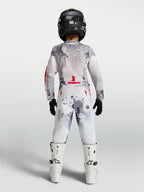 Alpinestars Fluid Jugend-Trikot und Lone Ausrüstungsset 2027, Motocross-Bekleidung in Grau-Camouflage und Weiß mit feuerroten Akzenten, Rückansicht