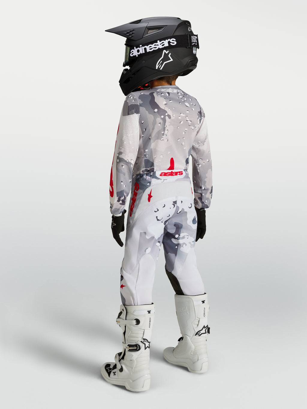 Alpinestars 2027 Jugend Fluid Lone Gear Set, Grau-Camo und Weiß, Motocross-Bekleidung, rote Akzente, Rückansicht am Model.