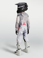 Alpinestars 2027 Jugend Fluid Lone Gear Set, Grau-Camo und Weiß, Motocross-Bekleidung, rote Akzente, Rückansicht am Model.