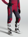 Alpinestars Stella Techstar Swan Damen-Motocross-Hose, Karminrot und Dunkelgrau, kombiniert mit weißen Tech 10 Stiefeln.
