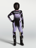 Alpinestars Stella Techstar Swan Gear Set und Trikot, Motocross-Bekleidungsset für Damen, Lila und Schwarz, mit Swan-Grafik, athletische Rennpassform, Frontansicht am Model mit Helm und Stiefeln.