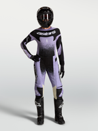 Alpinestars Stella Techstar Swan Gear Set und Trikot, Motocross-Bekleidungsset für Damen, Lila und Schwarz, mit Swan-Grafik, athletische Rennpassform, Frontansicht am Model mit Helm und Stiefeln.