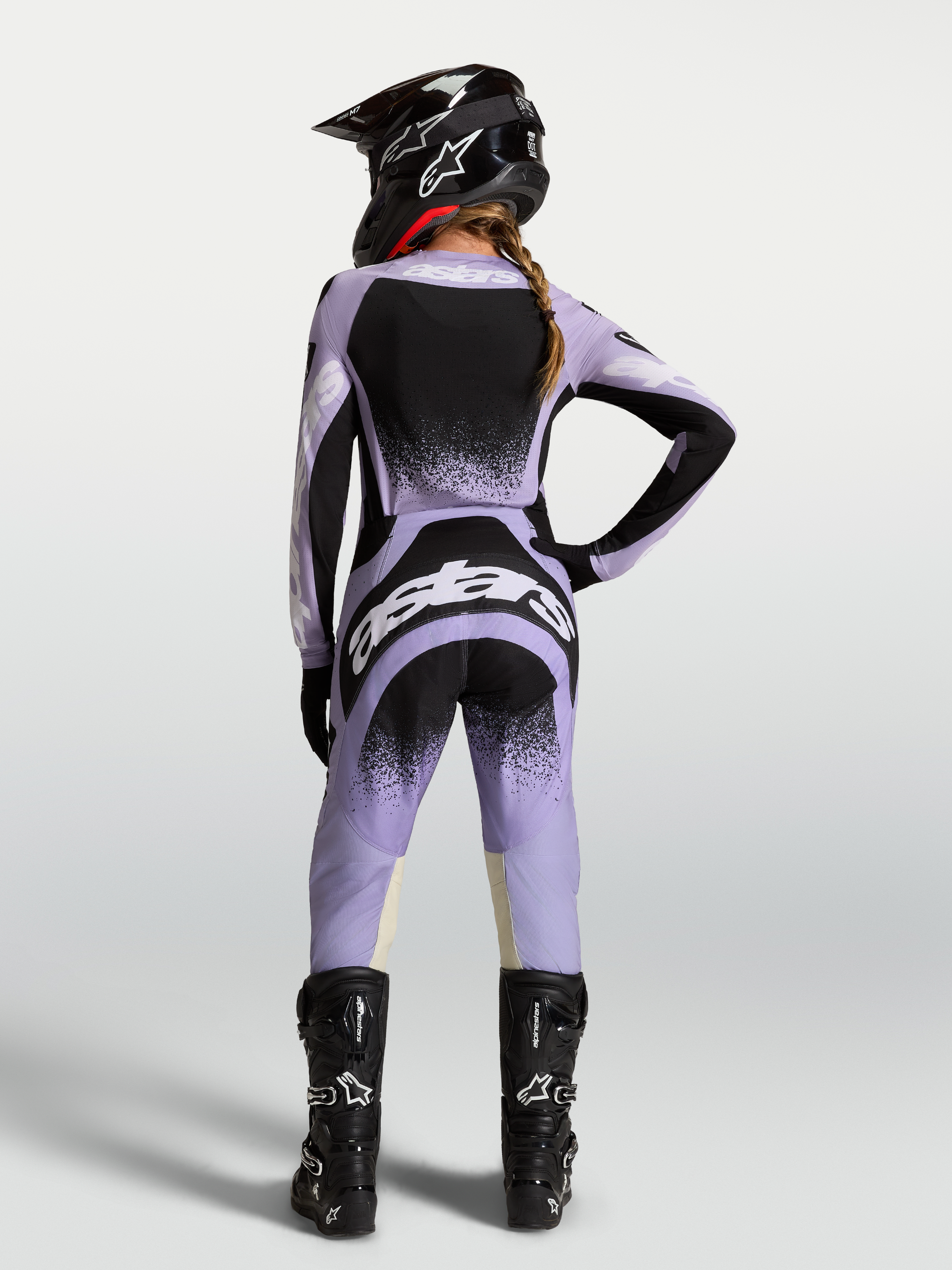Alpinestars Stella Techstar Swan Trikot und Gear Set, Damen-Motocross-Kombi, Hellviolett und Schwarz, Rückansicht am Model.