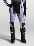 Alpinestars Stella Techstar Hose Swan, Damen-Motocross-Hose in Violett und Schwarz, mit cremefarbenen Lederbesätzen an den Knien und schwarzen Offroad-Stiefeln