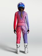 Alpinestars Stella Fluid Kepler Trikot, Damen-Motocross-Ausrüstung, Lila und Rot, atmungsaktives Polygewebe, Rückansicht am Model für Offroad-Rennsport.