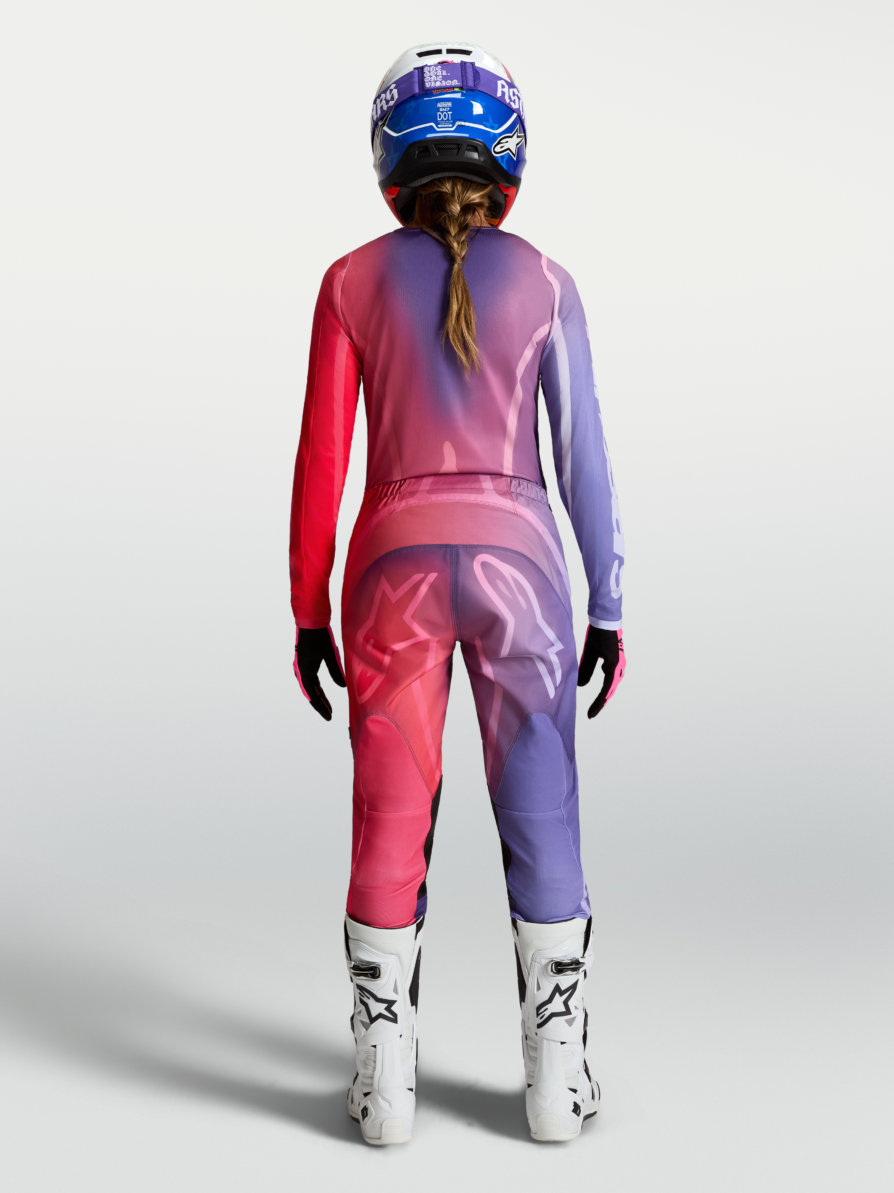 Alpinestars Stella Fluid Kepler Trikot, Damen-Motocross-Ausrüstung, Lila und Rot, atmungsaktives Polygewebe, Rückansicht am Model für Offroad-Rennsport.
