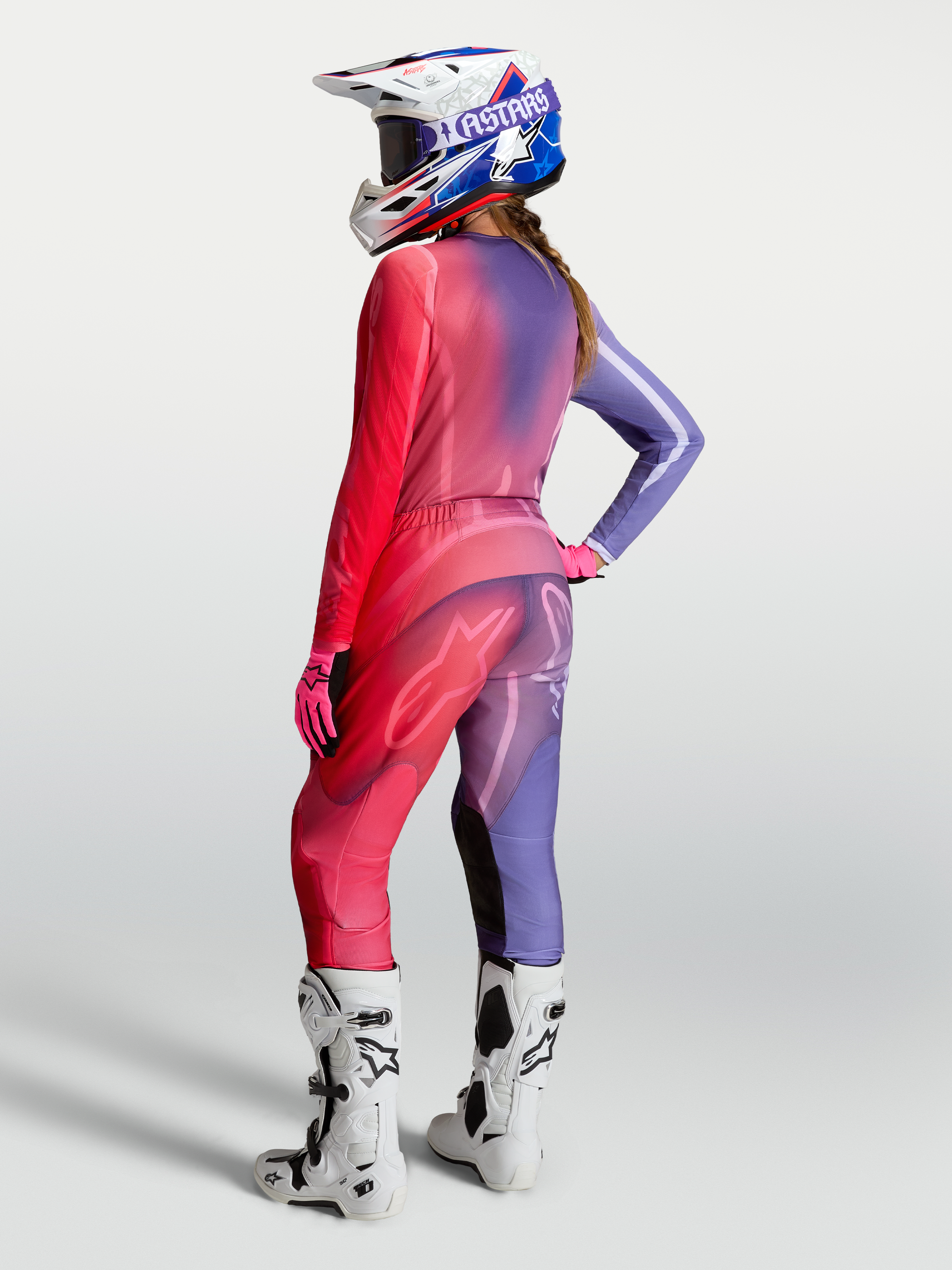 Stella Fluid Kepler Hose und Gear Set, lila und rotes Damen-Motocross-Rennoutfit am Modell, hochwertige Offroad-Ausrüstung.