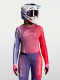 Alpinestars Stella Fluid Kepler Trikot, Damen-Motocross-Oberteil in Lila und Rot, feuchtigkeitsableitendes Polygewebe mit Athletic-Passform, getragen mit passendem Helm und Handschuhen