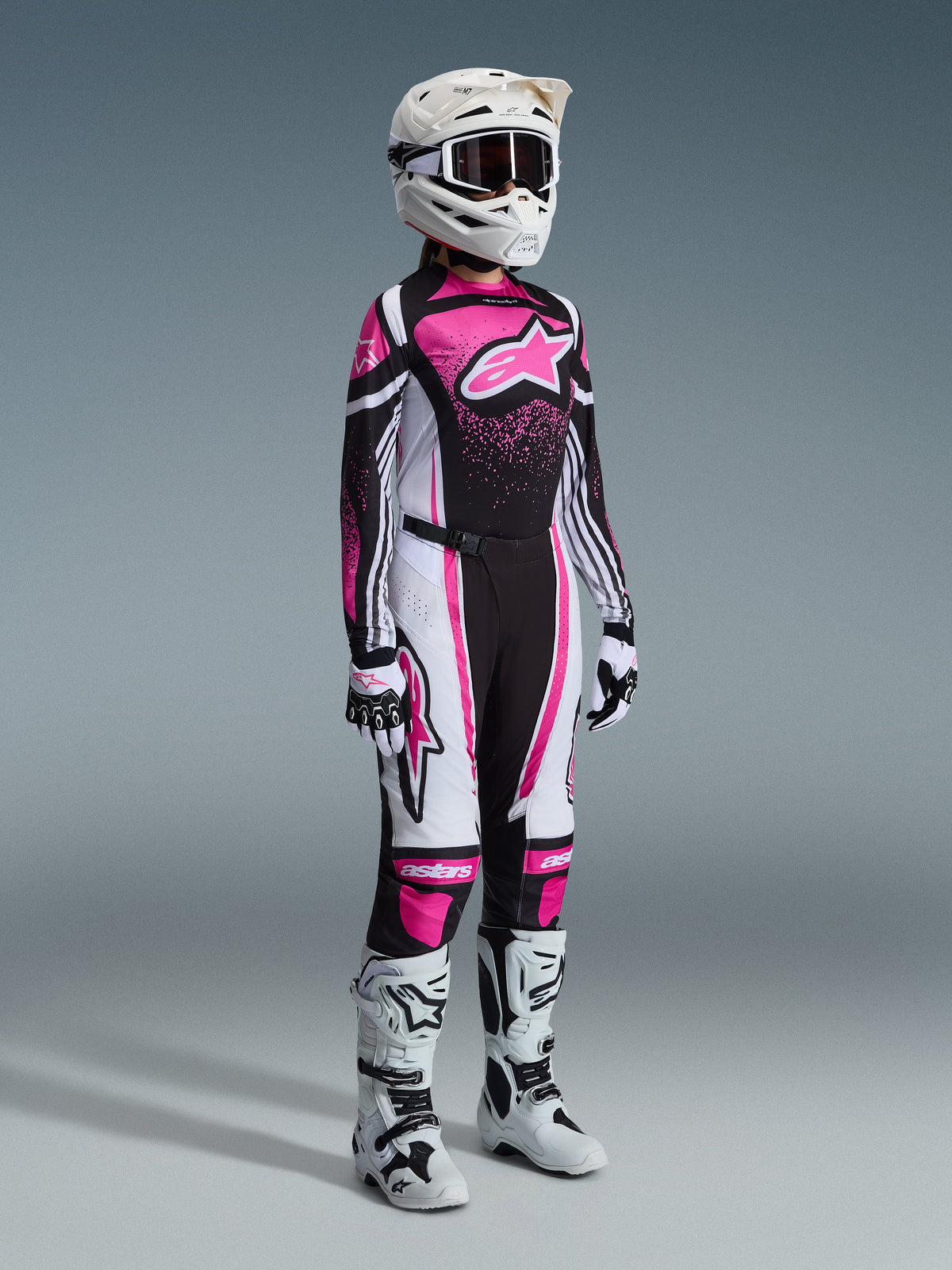 Alpinestars 2026 Stella Techstar Nomur Gear Set, Motocross-Komplettausrüstung für Damen, leuchtend pinkfarbenes, schwarzes und weißes Jersey mit passender Hose, weißer Helm und Schutzbrille, weiß-schwarze Stiefel, professionell abgestimmtes Motocross-Outfit