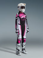 Alpinestars 2026 Stella Techstar Nomur Gear Set, Motocross-Komplettausrüstung für Damen, leuchtend pinkfarbenes, schwarzes und weißes Jersey mit passender Hose, weißer Helm und Schutzbrille, weiß-schwarze Stiefel, professionell abgestimmtes Motocross-Outfit