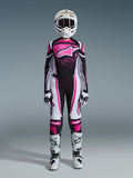 Alpinestars 2026 Stella Techstar Nomur Damen-Ausrüstungsset, komplette Motocross-Rennausrüstung in Schwarz, Weiß und Fuchsia, Jersey mit großem Stern-Logo und pinkem Spritzer-Design, passende Hose, weißer Helm mit Brille, schwarz-weiße Stiefel, abgestimmte Offroad-Ausrüstung für Frauen