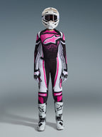 Alpinestars 2026 Stella Techstar Nomur Damen-Ausrüstungsset, komplette Motocross-Rennausrüstung in Schwarz, Weiß und Fuchsia, Jersey mit großem Stern-Logo und pinkem Spritzer-Design, passende Hose, weißer Helm mit Brille, schwarz-weiße Stiefel, abgestimmte Offroad-Ausrüstung für Frauen