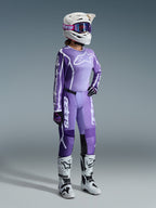 Alpinestars 2026 Stella Fluid Apex Gear Set, Lila und Lavendel, Motocross-Fahrerin in passendem Trikot und Hose, weißer Helm mit lila Brille, weiß-schwarze Stiefel, schwarz-lila Handschuhe, komplette Performance-Ausrüstung für Offroad-Rennen für Damen