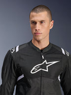 Alpinestars T-SPS Air V2 Jacke, Textil-Motorradjacke, Schwarz und Weiß mit großem weißem Brustlogo und Mesh-Einsätzen, sportliche Performance-Passform, getragen von männlichem Model