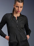 Alpinestars Stella Troop-Air Jacke, Damen-Motorrad-Meshjacke, Schwarz, belüftete Textilkonstruktion mit Frontreißverschluss und 2D-Tech-Mesh, getragen von einem Model mit geflochtenem Haar, urbane zeitgenössische Motorradausrüstung