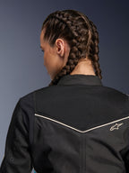 Alpinestars Stella T-Dyno Air Jacke, Damen-Motorradjacke, Schwarz mit Ecru-Akzenten, Nahaufnahme der Rückenpasse mit erweitertem 3D-Mesh zur Belüftung und einem kleinen gestickten Alpinestars-Logo.