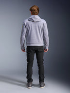 Alpinestars Chrome V2 Sport Hoodie, Grau Meliert Fluogelb, Rückansicht urbaner Motorradbekleidung, Tech-Fleece-Kapuzenpullover kombiniert mit einer schwarzen Hose, mit fluorgelben Akzenten an den Ärmeln