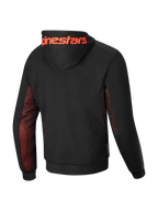Alpinestars Chrome Air Sport Kapuzenjacke, Herren-Motorradjacke, Rückansicht mit schwarzer Tech-Fleece-Konstruktion, rot-fluoreszierenden Mesh-Seitenpaneelen und Ärmelunterseiten sowie großem Alpinestars-Schriftzug auf der Kapuze, CE-zertifiziert Klasse A