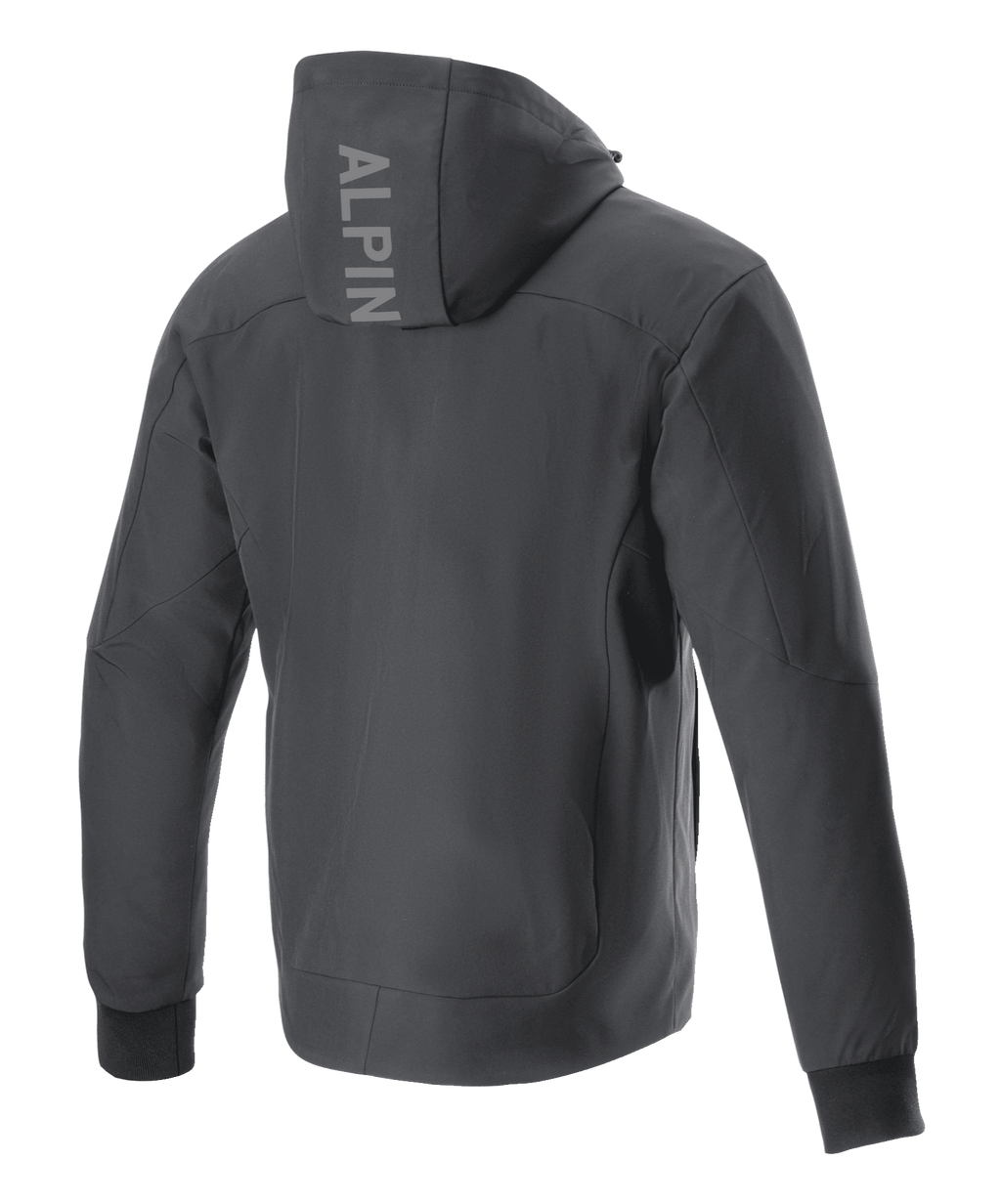 Alpinestars Radium Tech Hoodie, Motorradjacke, Schwarz, Rückansicht mit vertikalem ALPIN-Logo auf der Kapuze, winddichte 3L-Tech-Shell-Konstruktion, gerippte Stretch-Bündchen, urbaner zeitgemäßer Stil