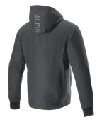 Alpinestars Radium Tech Hoodie, Motorradjacke, Schwarz, Rückansicht mit vertikalem ALPIN-Logo auf der Kapuze, winddichte 3L-Tech-Shell-Konstruktion, gerippte Stretch-Bündchen, urbaner zeitgemäßer Stil