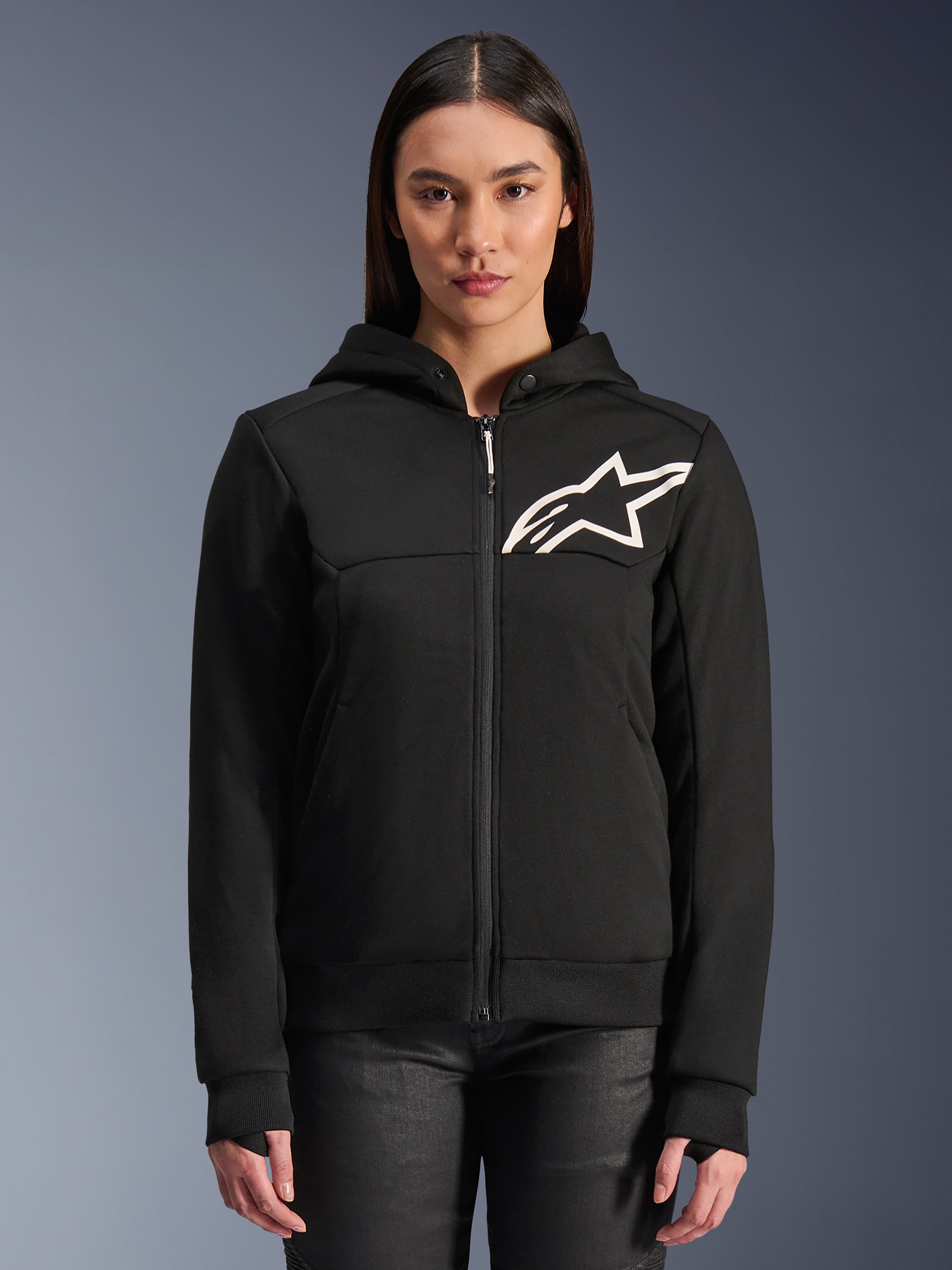 Alpinestars Stella Chrome V2 Sport Hoodie für Damen, schwarzer Motorrad-Kapuzenpullover mit Reißverschluss, weißes Stern-Logo auf der Brust, Tech-Fleece-Konstruktion, Kapuze mit Druckknopf am Kragen, lässige urbane Performance-Ausrüstung
