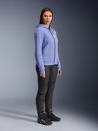 Alpinestars Stella Chrome V2 Sport Damen-Hoodie, Motorrad-Hoodie in Blau-Violett mit weißem Alpinestars-Logo auf der Brust, getragen von einem Modell mit schwarzer Motorradhose und schwarzen Motorradstiefeln, urbane Motorradbekleidung für Damen