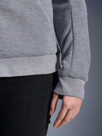 Alpinestars Stella Chrome V2 Sport Hoodie in Gray Heather, Nahaufnahme der Details an Rippsaum und Ärmelbündchen, Tech-Fleece-Material, urbane Motorradbekleidung für Damen