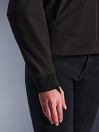 Alpinestars Stella Radium Tech Hoodie, Schwarz, Detailaufnahme des gerippten Stretch-Bündchens und der Daumenschlaufe, 3-lagige winddichte Tech-Shell-Konstruktion, urbane Motorradbekleidung für Damen
