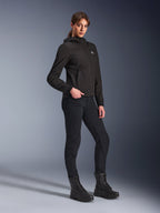 Alpinestars Stella Radium Tech Hoodie, schwarzer urbaner Motorrad-Hoodie für Damen, getragen mit schwarzer Motorradhose und Stiefeln im taktischen Stil, schmale sportliche Passform, winddichtes 3-Lagen-Tech-Shell, minimalistisches Design mit kleinem Brust-Logo, Ganzkörper-Studioaufnahme