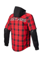 Alpinestars MO.ST.EQ Tartan Hemd, urbane Motorradjacke für Herren, Rot und Schwarz mit Karomuster, Rückansicht mit ASTARS-Schriftzug, Kapuze und sichtbaren Nucleon Flex Plus Ellbogenprotektoren.