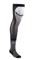 Alpinestars Knee Brace Socks, lange Motocross-Socken, Schwarz, Weiß und Grau, Überknie-Design mit Stretch-Lycra-Obermaterial, Mesh-Einsätzen, gerippter Knöchelpolsterung und Alpinestars-Branding am Oberschenkel