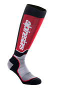 Alpinestars MX Plus Socken, Motocross-Kniestrümpfe, Schwarz, Grau und Rot, mit vertikalem weißem Alpinestars-Schriftzug auf rotem Wadenpanel, geripptes Funktionsgewebe und verstärkte Fersen- und Zehenpartie.