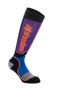 Alpinestars MX Plus Socken, Motocross-Kniestrümpfe, Schwarz, Royalblau und Lila, mit lila geripptem Beinbereich und vertikalem orangefarbenem Alpinestars-Logo, royalblauen Mesh-Einsätzen am Knöchel mit orangefarbenen Akzenten und einem grau-schwarz verstärkten Fußbereich, Performance-Offroad-Fahrausrüstung