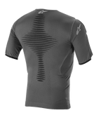 Alpinestars Roost Base Layer Top, Motocross-Basisschicht, Anthrazit-Schwarz, Rückansicht mit gestrickter atmungsaktiver Konstruktion, strukturierter zentraler Belüftungszone, kurzen Ärmeln und Alpinestars Stern-Logo am Kragen und Ärmel