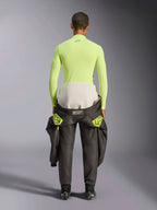 Alpinestars ZX Evo V3 Top, Langarm-Base-Layer, Yellow Fluo, Rückansicht eines Fahrers mit um die Taille gebundenem Rennanzug, leuchtend neongelbes, flammhemmendes Oberteil mit kleinem schwarzen Logo am Nacken und athletischer Passform