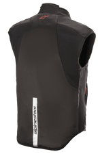 Alpinestars HT Heat Tech Weste, Schwarz, Rückansicht mit einem roten Astars-Logo auf dem oberen Rücken und einem vertikalen reflektierenden weißen Streifen mit Alpinestars-Schriftzug auf dem unteren Rücken, beheizbarer Motorrad-Base-Layer